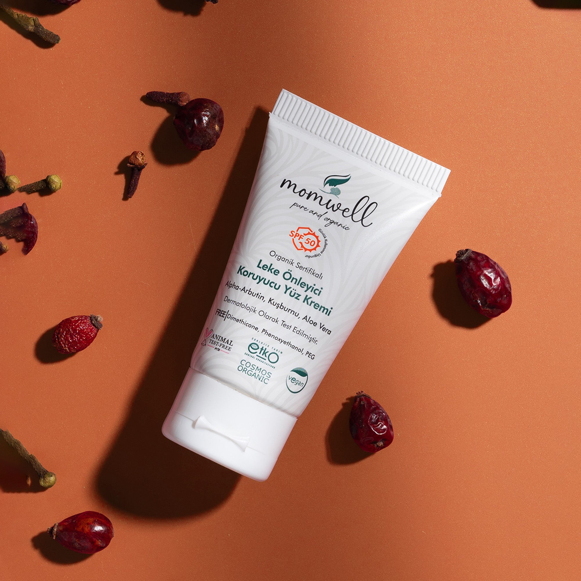 Momwell Leke Önleyici Koruyucu Yüz Kremi SPF 50, organik sertifikalı formülü, kuşburnu ve aloe vera içeriğiyle güneşten koruma ve leke önleme sağlar